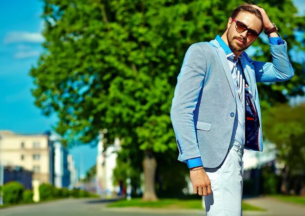 Elegancja w Codziennym Wydaniu: Przewodnik po Wiosennych Stylizacjach Męskich